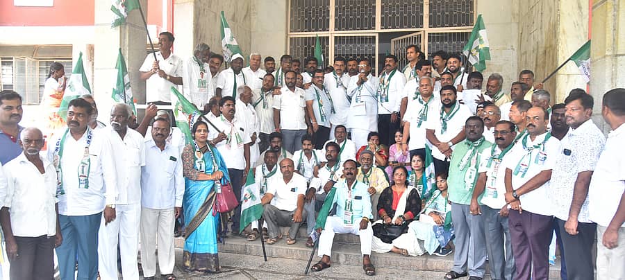 <div class="paragraphs"><p>ತುಮಕೂರು ಜಿಲ್ಲಾಧಿಕಾರಿ ಕಚೇರಿ ಮುಂಭಾಗ ಸೋಮವಾರ ಜೆಡಿಎಸ್‌ ಮುಖಂಡರು ರಾಜ್ಯ ಸರ್ಕಾರದ ವಿರುದ್ಧ ಪ್ರತಿಭಟನೆ ನಡೆಸಿದರು. ಮುಖಂಡರಾದ ಆರ್.ಸಿ.ಆಂಜನಪ್ಪ, ಕೆ.ಎಂ.ತಿಮ್ಮರಾಯಪ್ಪ,</p></div>