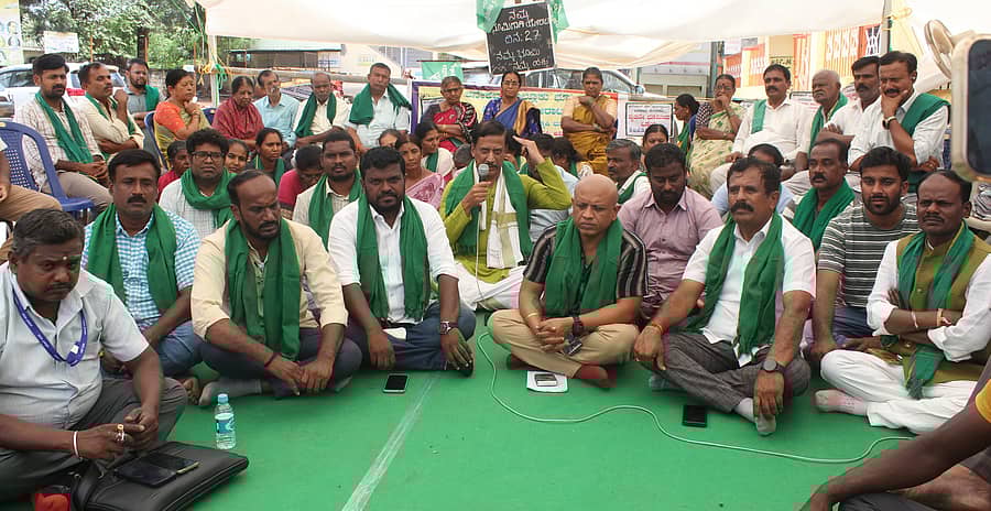 ಆನೇಕಲ್ ತಾಲ್ಲೂಕಿನ ಸರ್ಜಾಪುರ ಹೋಬಳಿಯಲ್ಲಿ ಕೆಐಎಡಿಬಿ ಭೂಸ್ವಾಧೀನ ವಿರೋಧಿಸಿ ಮುತ್ತಾನಲ್ಲೂರು ಗ್ರಾಮದಲ್ಲಿ ಭೂಸ್ವಾಧೀನ ವಿರೋಧಿ ಹೋರಾಟ ಸಮಿತಿ ನಡೆಸುತ್ತಿರುವ ಹೋರಾಟವನ್ನುದ್ದೇಶಿಸಿ ರೈತ ಚಂದ್ರಶೇಖರ್ ಮಾತನಾಡಿದರು