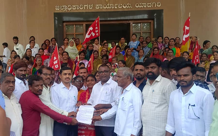 ಯಾದಗಿರಿಯಲ್ಲಿ ಸೋಮವಾರ ಜಿಲ್ಲಾಧಿಕಾರಿ ಕಚೇರಿಯ ಅಧಿಕಾರಿಯೊಬ್ಬರಿಗೆ ರಾಜ್ಯ ಸರ್ಕಾರಿ ಹಾಸ್ಟೆಲ್ ಮತ್ತು ವಸತಿ ಶಾಲಾ ಹೊರಗುತ್ತಿಗೆ ನೌಕರರ ಸಂಘದ ಮುಖಂಡರು ಮನವಿ ಪತ್ರ ಸಲ್ಲಿಸಿದರು