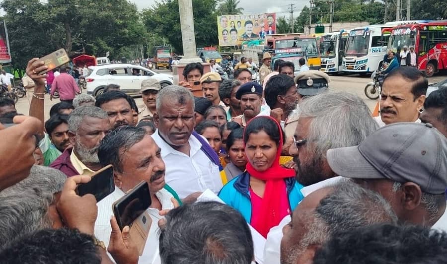 ಹುಣಸೂರಿನ ಸಂವಿಧಾನ ವೃತ್ತದಲ್ಲಿ ರೈತ ಸಂಘ ಮತ್ತು ದಸಂಸ ವತಿಯಿಂದ ಅರಣ್ಯ ಸಚಿವ ಈಶ್ವರ್‌ ಖಂಡ್ರೆಗೆ ಮನವಿ ಪತ್ರ ನೀಡಿ ಜಿಲ್ಲಾ ರೈತ ಸಂಘದ ಅಧ್ಯಕ್ಷ ಹೊಸೂರು ಕುಮಾರ್‌ ರೈತರ ಸಮಸ್ಯೆ ವಿವರಿಸಿದರು