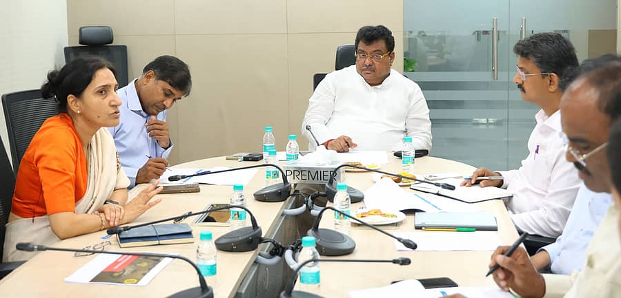 ಬೆಂಗಳೂರಿನ ಖನಿಜ ಭವನದಲ್ಲಿ ಸೋಮವಾರ ನಡೆದ ಸಭೆಯಲ್ಲಿ ಬೃಹತ್‌ ಮತ್ತು ಮಧ್ಯಮ ಕೈಗಾರಿಕಾ ಸಚಿವ ಎಂ ಬಿ ಪಾಟೀಲ ಮಾತನಾಡಿದರು