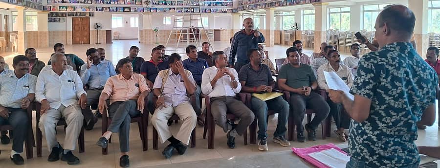 ಸೋಮವಾರಪೇಟೆ ರೈತ ಹೋರಾಟ ಸಮಿತಿಯಿಂದ ಒಕ್ಕಲಿಗರ ಸಮುದಾಯ ಭವನದಲ್ಲಿ ನಡೆದ ಸಭೆಯಲ್ಲಿ ರೈತ ಹೋರಾಟ ಸಮಿತಿ ಅಧ್ಯಕ್ಷ ಕೆ.ಬಿ.ಸುರೇಶ್ ಮಾತನಾಡಿದರು. ದೀಪಕ್, ಯೋಗೇಂದ್ರ, ಭರತ್, ದಿನೇಶ್ ಭಾಗವಹಿಸಿದ್ದರು