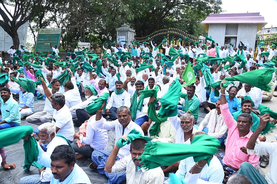 ‘ಬೆಳೆ ವಿಮೆಯಲ್ಲಿ ತಾರತಮ್ಯವಾಗಿದೆ’ ಎಂದು ಆರೋಪಿಸಿ ಹಾವೇರಿ ಜಿಲ್ಲಾಧಿಕಾರಿ ಕಚೇರಿ ಎದುರು 2024ರ ಸೆಪ್ಟೆಂಬರ್ 26ರಂದು ಪ್ರತಿಭಟನೆ ನಡೆಸಿದ್ದ ರೈತರು