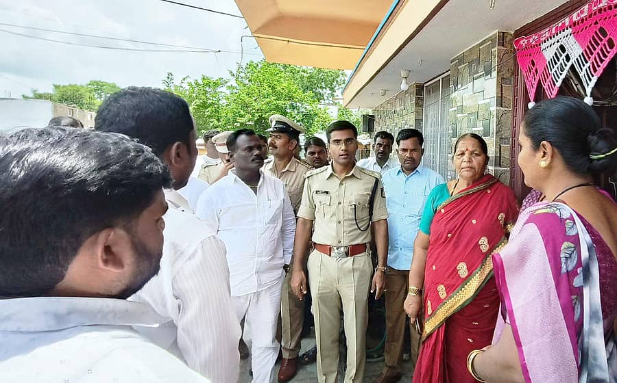 ಗುರುಮಠಕಲ್ ಪಟ್ಟಣದಲ್ಲಿ ಸೋಮವಾರ ಮನೆ ಮನೆಗೆ ಪೊಲೀಸ್ ಅಭಿಯಾನದಲ್ಲಿ ಎಸ್ಪಿ ಪೃಥ್ವಿಕ್ ಶಂಕರ್ ಅವರು ಸಾರ್ವಜನಿಕರಿಗೆ ಮಾಹಿತಿ ನೀಡಿದರು