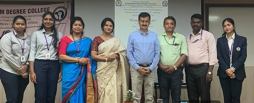 ಶೇಷಾದ್ರಿಪುರಂ ಪದವಿ ಕಾಲೇಜಿನಲ್ಲಿ ಈಚೆಗೆ ನಡೆದ ಉಪನ್ಯಾಸ ಕಾರ್ಯಕ್ರಮದಲ್ಲಿ ಪಾಲ್ಗೊಂಡಿದ್ದ ಜೆಎಸ್‌ಎಸ್‌ ಕಾನೂನು ಕಾಲೇಜಿನ ನಿವೃತ್ತ ಪ್ರಾಂಶುಪಾಲ ಪ್ರೊ.ಕೆ.ಎಸ್. ಸುರೇಶ್ ಅವರೊಂದಿಗೆ ವಿದ್ಯಾರ್ಥಿಗಳು ಹಾಗೂ ಬೋಧಕ ಸಿಬ್ಬಂದಿ