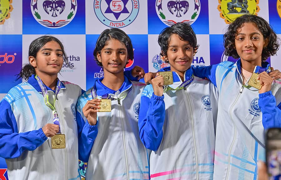 ಬೆಂಗಳೂರಿನ ಬಸವನಗುಡಿ ಈಜು ಕೇಂದ್ರದಲ್ಲಿ ಸೋಮವಾರ 41ನೇ ಸಬ್ ಜೂನಿಯರ್ ರಾಷ್ಟ್ರೀಯ ಈಜು ಚಾಂಪಿಯನ್‌ಷಿಪ್‌ನಲ್ಲಿ ಬಾಲಕಿಯರ 200 ಮೀ ಫ್ರೀಸ್ಟೈಲ್‌ ರಿಲೆ ಚಿನ್ನ ಗೆದ್ದ ಕರ್ನಾಟಕ ತಂಡದ ಶ್ವಿತಿ ದಿವಾಕರ್ ಸುವರ್ಣ, ಸ್ತುತಿ ಸಿಂಗ್, ಪ್ರಾಪ್ತಿ ಜೆ.ಪಿ. ಮತ್ತು ನೈರಾ ಬೋಪಣ್ಣ
–ಪ್ರಜಾವಾಣಿ ಚಿತ್ರ: ಪ್ರಶಾಂತ್ ಎಚ್.ಜಿ.
