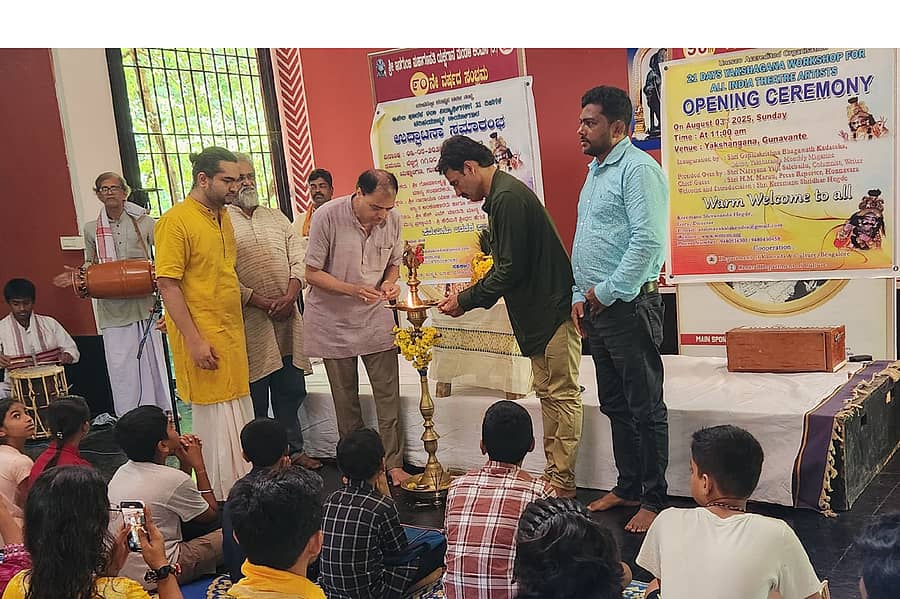 ಹೊನ್ನಾವರ ತಾಲ್ಲೂಕಿನ ಗುಣವಂತೆಯ ಯಕ್ಷಾಂಗಣದಲ್ಲಿ ಹಮ್ಮಿಕೊಂಡಿರುವ 21 ದಿನಗಳ ಯಕ್ಷಗಾನ ಪರಿಚಯಾತ್ಮಕ ಕಾರ್ಯಾಗಾರವನ್ನು ಯಕ್ಷರಂಗ ಮಾಸಪತ್ರಿಕೆಯ ಸಂಪಾದಕ ಗೋಪಾಲಕೃಷ್ಣ ಭಾಗವತ ಶನಿವಾರ ಉದ್ಘಾಟಿಸಿದರು