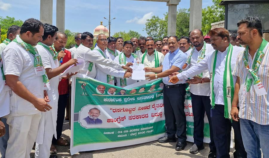 ಕೊಪ್ಪಳದಲ್ಲಿ ಸೋಮವಾರ ಜೆಡಿಎಸ್‌ ಮುಖಂಡರು ಪ್ರತಿಭಟನೆ ನಡೆಸಿ ಉಪವಿಭಾಗಾಧಿಕಾರಿ ಕ್ಯಾಪ್ಟನ್‌ ಮಹೇಶ ಮಾಲಗಿತ್ತಿ ಅವರಿಗೆ ಮನವಿ ಸಲ್ಲಿಸಿದರು