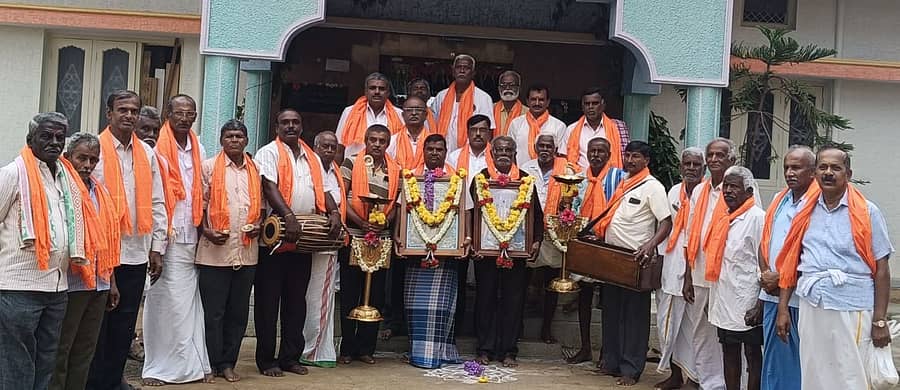 ದೊಡ್ಡಬಳ್ಳಾಪುರ ತಾಲ್ಲೂಕಿನ ಮಧುರೆ ಹೋಬಳಿಯ ಇಸ್ತೂರು ಕೋದಂಡರಾಮಸ್ವಾಮಿ  ಭಜನಾ ಮಂಡಲಿ ಸದಸ್ಯರು