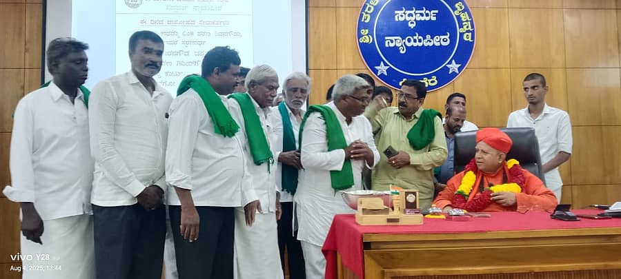 ದೆಹಲಿಗೆ ತೆರಳಿ ಕೇಂದ್ರ ಸಚಿವರನ್ನು ಭೇಟಿ ಮಾಡಿ ಬಂದ ಜಿಲ್ಲೆಯ ರೈತ ಪ್ರತಿನಿಧಿಗಳು ಸೋಮವಾರ ಸದ್ಧರ್ಮ ನ್ಯಾಯಪೀಠದಲ್ಲಿ ತರಳಬಾಳು ಜಗದ್ಗುರು ಶಿವಮೂರ್ತಿ ಶಿವಾಚಾರ್ಯ ಸ್ವಾಮೀಜಿಯವರನ್ನು ಭೇಟಿ ಮಾಡಿ ಮಾಹಿತಿ ನೀಡಿದರು