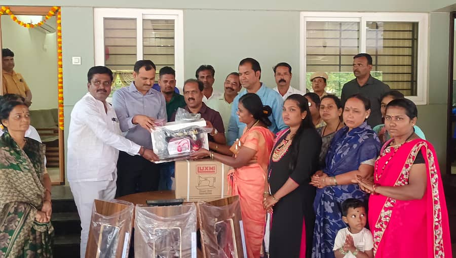 ಹುಬ್ಬಳ್ಳಿಯ ತಮ್ಮ ಗೃಹ ಕಚೇರಿಯಲ್ಲಿ ಶಾಸಕ ಪ್ರಸಾದ ಅಬ್ಬಯ್ಯ ಅವರು ಫಲಾನುಭವಿಗಳಿಗೆ  ಹೊಲಿಗೆಯಂತ್ರ ವಿತರಿಸಿದರು