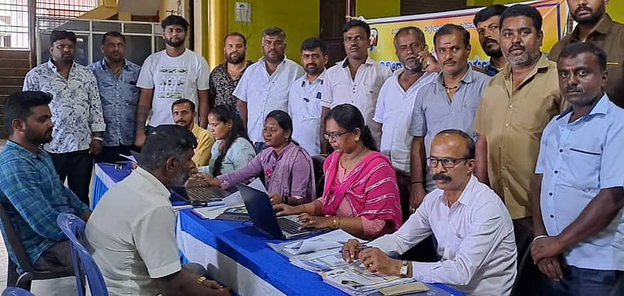 ಚನ್ನರಾಯಟ್ಟಣಪಟ್ಟಣದಲ್ಲಿ ಸೋಮವಾರ ಆಟೊ ಚಾಲಕರಿಗೆ ಸ್ಮಾರ್ಟ್ ಕಾರ್ಡ್ ನೀಡಲು ನೋಂದಣಿ ಶಿಬಿರ ನಡೆಯಿತು