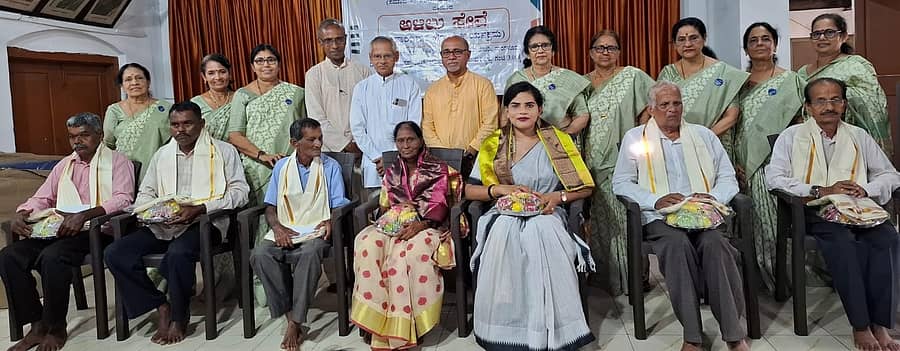 <div class="paragraphs"><p>ಮಂಗಳೂರಿನ ‘ಅಳಿಲುಗಳು ತಂಡ’ದ ಆರನೇ ವರ್ಷದ ‘ಅಳಿಲು ಸೇವೆ’ ಕಾರ್ಯಕ್ರಮದಲ್ಲಿ ವಿವಿಧ ಕ್ಷೇತ್ರದವರನ್ನು ಗೌರವಿಸಲಾಯಿತು</p></div>