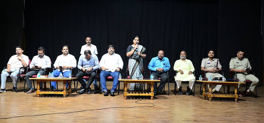 ಹುಬ್ಬಳ್ಳಿಯಲ್ಲಿ ಸೋಮವಾರ ನಡೆದ ಗಣೇಶ ಹಬ್ಬದ ಪೂರ್ವಭಾವಿ ಸಭೆಯಲ್ಲಿ ಮೇಯರ್‌ ಜ್ಯೋತಿ ಪಾಟೀಲ ಮಾತನಾಡಿದರು
ಪ್ರಜಾವಾಣಿ ಚಿತ್ರ