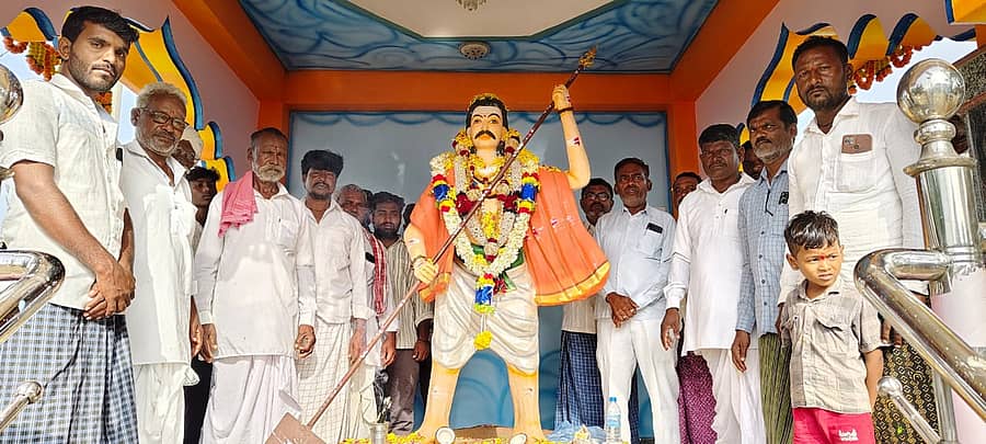 ವಡಗೇರಾ ತಾಲ್ಲೂಕಿನ ಟಿ ವಡಗೇರಾ ಗ್ರಾಮದಲ್ಲಿ ಶ್ರಾವಣ ಮಾಸದ ಅಂಗವಾಗಿ ನಿಜಶರಣರ ಮೂರ್ತಿಗೆ ಪೂಜೆಯನ್ನು ಸಲ್ಲಿಸಲಾಯಿತು