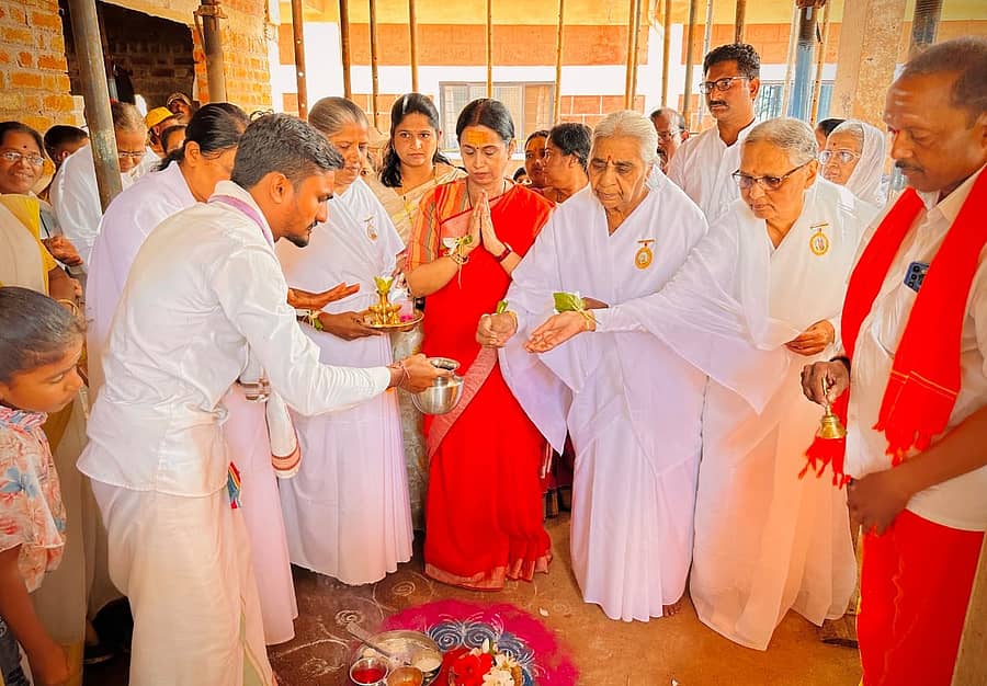 ಬೆಳಗಾವಿ ಗ್ರಾಮೀಣ ಕ್ಷೇತ್ರದ ಸಾಂಬ್ರಾ ಗ್ರಾಮದ ಪ್ರಜಾಪಿತ ಬ್ರಹ್ಮಾಕುಮಾರಿ ಈಶ್ವರೀಯ ವಿಶ್ವವಿದ್ಯಾಲಯ ರಾಜಯೋಗ ಧ್ಯಾನ ಕೇಂದ್ರದ ನೂತನ ಕಟ್ಟಡದ ಚೌಕಟ್ ಅಳವಡಿಸುವ ಕಾಮಗಾರಿಗೆ ಸಚಿವೆ ಲಕ್ಷ್ಮೀ ಹೆಬ್ಬಾಳಕರ ಸೋಮವಾರ ಚಾಲನೆ ನೀಡಿದರು. ರವಿಶಂಕರ ಗುರೂಜಿ, ರಾಜಯೋಗಿನಿ ಅಂಬಿಕಾ ಮುಖಂಡರು ಜತೆಯಾದರು