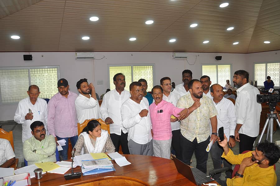 ಚಿಕ್ಕಮಗಳೂರು ನಗರಸಭೆ ಸಾಮಾನ್ಯ ಸಭೆಇಂದ ಹೊರ ನಡೆಯುತ್ತಿರುವ ಕಾಂಗ್ರೆಸ್ ಸದಸ್ಯರು