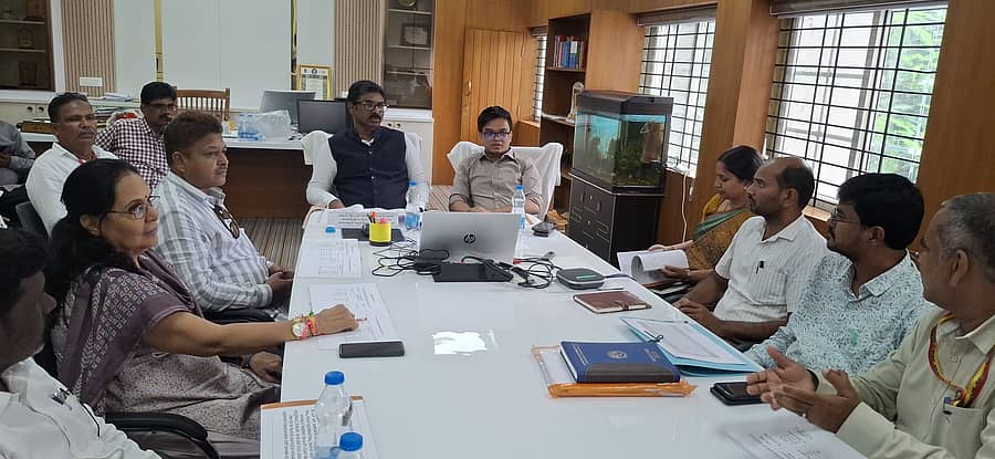 ಹೊಸಪೇಟೆಯಲ್ಲಿ ಸೋಮವಾರ ರಾಜ್ಯ ಗ್ಯಾರಂಟಿ ಯೋಜನೆಗಳ ಅನುಷ್ಠಾನ ಪ್ರಾಧಿಕಾರದ ಉಪಾಧ್ಯಕ್ಷ ಎಸ್.ಆರ್.ಮೆಹರೋಜ್ ಖಾನ್ ಸಭೆ ನಡೆಸಿದರು