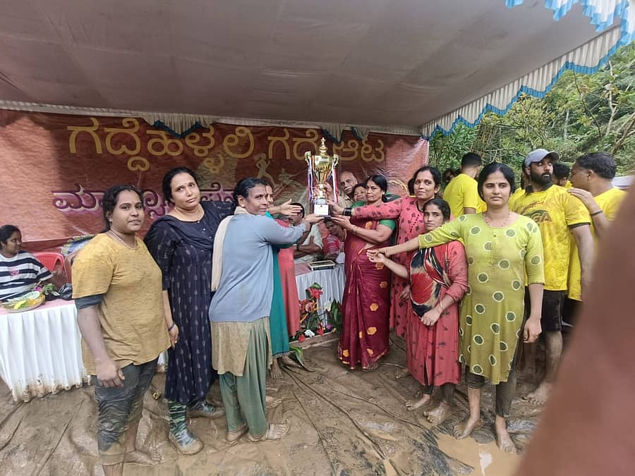 <div class="paragraphs"><p>ಸುಂಟಿಕೊಪ್ಪ ಸಮೀಪದ ಗದ್ದೆಹಳ್ಳದ ವೈ.ಯಂ.ಕರುಂಬಯ್ಯ ಅವರ ಗದ್ದೆಯಲ್ಲಿ ನಡೆದ ‘ಗದ್ದೆಹಳ್ಳಲಿ ಗದ್ದೆ ಆಟದಲ್ಲಿ ಮಹಿಳೆಯರ ಹಗ್ಗಜಗ್ಗಾಟ ಸ್ಪರ್ಧೆಯಲ್ಲಿ ಗದ್ದೆಹಳ್ಳದ ಮಹಿಳಾ ತಂಡ ಪ್ರಥಮ ಸ್ಥಾನ ಪಡೆದುಕೊಂಡಿತು.</p></div>