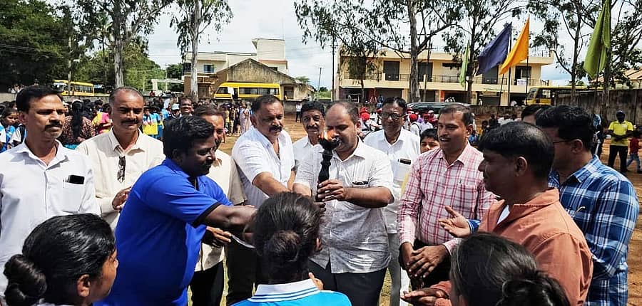 ಗುಂಡ್ಲುಪೇಟೆಯಲ್ಲಿ ನಡೆದ 2025–26ನೇ ಸಾಲಿನ ಗುಂಡ್ಲುಪೇಟೆ ಟೌನ್ ವಲಯ ಮಟ್ಟದ ಕ್ರೀಡಾಕೂಟದಲ್ಲಿ ಶಾಸಕ ಎಚ್.ಎಂ.ಗಣೇಶಪ್ರಸಾದ್ ಕ್ರೀಡಾಜ್ಯೋತಿ ಸ್ವೀಕರಿಸಿದರು