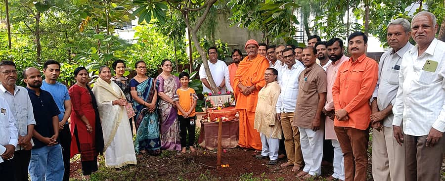 ಧ್ಯಾನ ಕುಟೀರಕ್ಕೆ ಜ್ಯೋತಿರ್ಮಯಾನಂದ ಸ್ವಾಮೀಜಿ ಭೂಮಿಪೂಜೆ ನೆರವೇರಿಸಿದರು