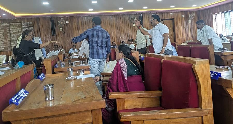 ಹೊಳೆನರಸೀಪುರ ಪುರಸಭೆಯಲ್ಲಿ ಸೋಮವಾರ ಎಚ್.ಕೆ. ಪ್ರಸನ್ನ ಅವರ ಅಧ್ಯಕ್ಷತೆಯಲ್ಲಿ ನಡೆದ ಸಾಮಾನ್ಯ ಸಭೆಯಲ್ಲಿ ಜೆಡಿಎಸ್ ಪಕ್ಷದ ಸದಸ್ಯೆ ಜಿ.ಕೆ ಸುಧಾನಳಿನಿ ಹಾಗೂ ಕಾಂಗ್ರೆಸ್ ನಾಮನಿರ್ದೇಶನ ಸದಸ್ಯ ಉಮೇಶ್ ನಡುವೆ ವಾಗ್ವಾದ ನಡೆಯಿತು