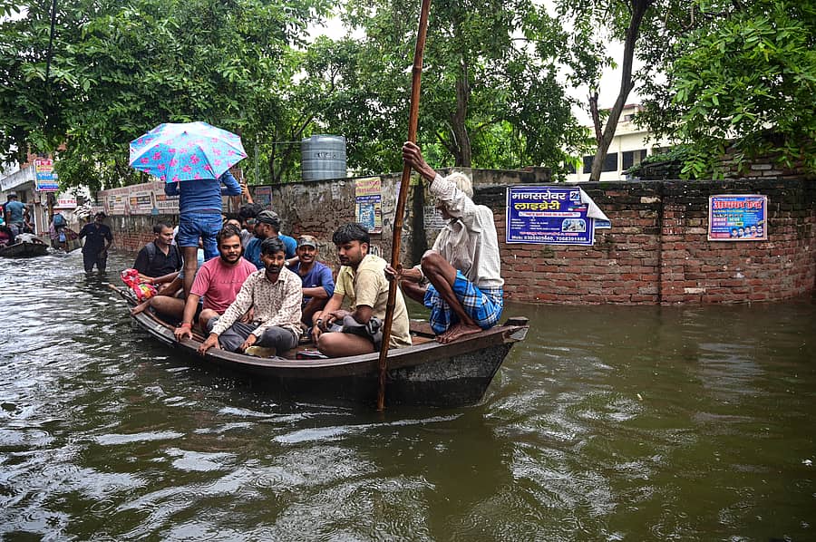 <div class="paragraphs"><p>ಪ್ರಯಾಗರಾಜ್ನಲ್ಲಿ ಪ್ರವಾಹ ಪೀಡಿತ ಪ್ರದೇಶದಿಂದ ಜನರನ್ನು ಸುರಕ್ಷಿತ ಪ್ರದೇಶಗಳಿಗೆ ಸ್ಥಳಾಂತರಿಸುತ್ತಿರುವ ದೃಶ್ಯ</p></div>