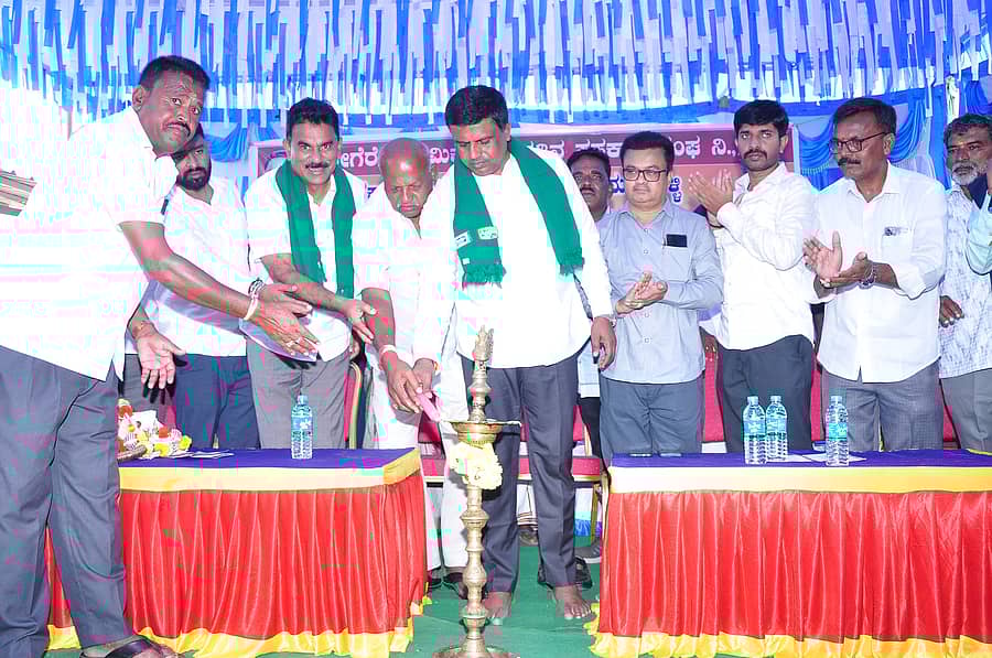 ಮಂಡ್ಯ ತಾಲ್ಲೂಕಿನ ಹುನುಗನಹಳ್ಳಿ ಗ್ರಾಮದಲ್ಲಿ ಉಪ ಗೋದಾಮು ಕಟ್ಟಡದ ಉದ್ಘಾಟನೆ ಮತ್ತು ನಾಮ ಫಲಕ ಅನಾವರಣ ಸಮಾರಂಭಕ್ಕೆ ಶಾಸಕ ಪಿ.ರವಿಕುಮಾರ್ಗೌಡ ಅವರು ಚಾಲನೆ ನೀಡಿದರು