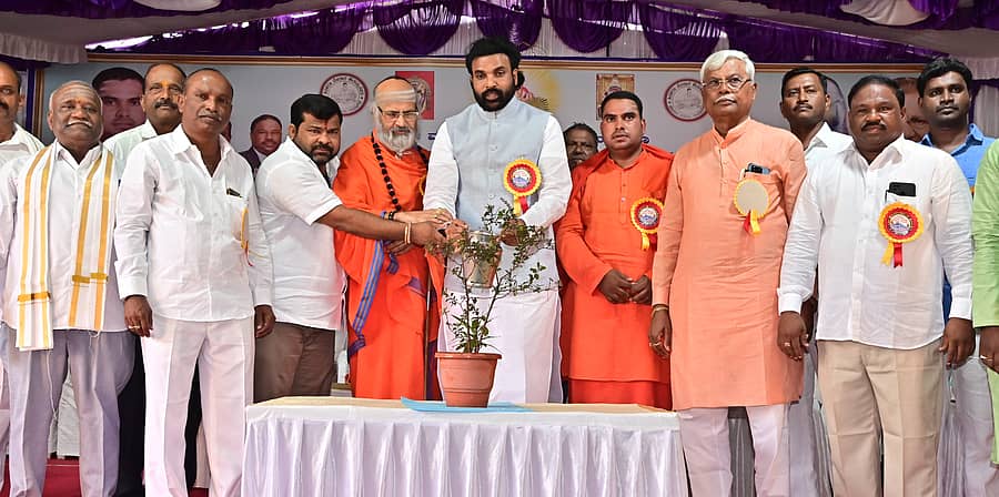 ದಾವಣಗೆರೆಯ ಎಸ್.ನಿಜಲಿಂಗಪ್ಪ ಬಡಾವಣೆಯಲ್ಲಿ ಸೋಮವಾರ ಆಯೋಜಿಸಿದ್ದ ‘ಶಿವಶರಣ ಮೇದಾರ ಕೇತೇಶ್ವರ ವಿದ್ಯಾರ್ಥಿ ನಿಲಯದ ಉದ್ಘಾಟನಾ ಸಮಾರಂಭವನ್ನು ಗಣ್ಯರು ಸಸಿಗೆ ನೀರುಣಿಸುವ ಮೂಲಕ ಉದ್ಘಾಟಿಸಿದರು ಪ್ರಜಾವಾಣಿ ಚಿತ್ರ