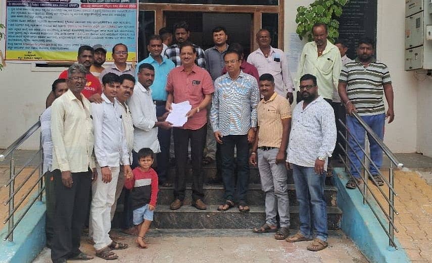 ಅಳ್ನಾವರ ಪಟ್ಟಣದಿಂದ ಬೀದಿ ನಾಯಿಗಳನ್ನು ಕೂಡಲೆ ಸ್ಥಳಾಂತರ ಮಾಡಿ ಎಂದು ಆಗ್ರಹಿಸಿ ಸಾರ್ವಜನಿಕರು ನೀಡಿದ ಮನವಿಯನ್ನು ಪಟ್ಟಣ ಪಂಚಾಯಿತಿ ಅಧ್ಯಕ್ಷ ಅಮೋಲ ಗುಂಜೀಕರ ಸ್ವೀಕರಿಸಿದರು.