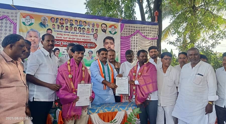ಲಿಂಗಸುಗೂರಿನಲ್ಲಿ ಬ್ಲಾಕ್ ಕಾಂಗ್ರೆಸ್ ವಿವಿಧ ಘಟಕಗಳಿಗೆ ನೇಮಕವಾದ ಕಾರ್ಯಕರ್ತರಿಗೆ ಎಂಎಲ್ಸಿ ಶರಣಗೌಡ ಬಯ್ಯಾಪುರ ಆದೇಶ ಪ್ರತಿ ವಿತರಿಸಿದರು