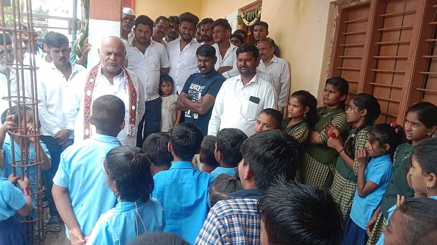 ಬಸವನಬಾಗೇವಾಡಿ ತಾಲ್ಲೂಕಿನ ಉಕ್ಕಲಿ ಗ್ರಾಮದ ಸರ್ಕಾರಿ ಶಾಲೆಗೆ ಸಚಿವ ಶಿವಾನಂದ ಪಾಟೀಲ ಭೇಟಿ ನೀಡಿ ವಿದ್ಯಾರ್ಥಿಗಳ ಸಮಸ್ಯೆ ಆಲಿಸಿದರು