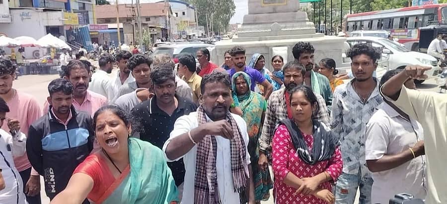 ಕೊಪ್ಪಳದಲ್ಲಿ ಮೃತ ಗವಿಸಿದ್ಧಪ್ಪ ಅವರ ಕುಟುಂಬದವರು ಅಶೋಕ ವೃತ್ತದಲ್ಲಿ ಪ್ರತಿಭಟನೆ ನಡೆಸಿದರು