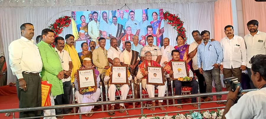 ಗದಗ ನಗರದ ಕನಕ ಭವನದಲ್ಲಿನಡೆದ ಏಳನೇ ರಾಜ್ಯ ಮಟ್ಟದ ವಧುವರರ ಸಮಾವೇಶದಲ್ಲಿ ಕುರುಬ ಸಮಾಜದ ಹಿರಿಯರನ್ನು ಸನ್ಮಾನಿಸಲಾಯಿತು 