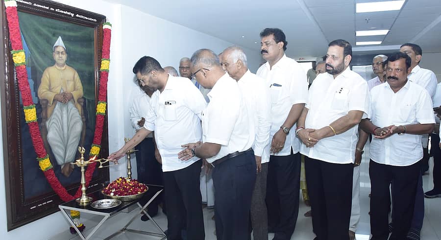 ದಿ.ಮೊಳಹಳ್ಳಿ ಶಿವರಾವ್ ಅವರ ಭಾವಚಿತ್ರದ ಎದುರು ದೀಪ ಬೆಳಗಿ, ಪುಷ್ಪ ನಮನ ಸಲ್ಲಿಸಲಾಯಿತು