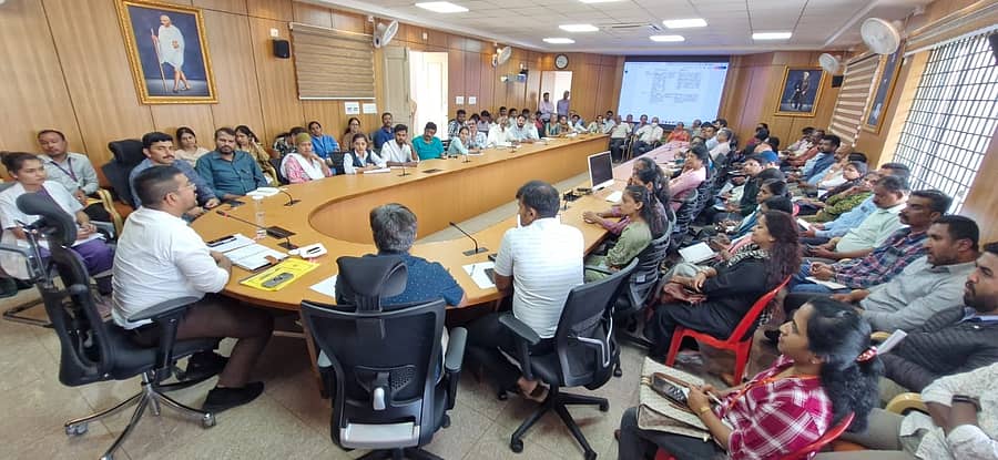 ಮೈಸೂರಿನ ಮಹಾನಗರಪಾಲಿಕೆ ವಲಯ ಕಚೇರಿ–3ರ ಸಭಾಂಗಣದಲ್ಲಿ ಸೋಮವಾರ ನಡೆದ ಆಸ್ಪತ್ರೆಗಳ ಪ್ರತಿನಿಧಿಗಳ ಸಭೆಯಲ್ಲಿ ಆಯುಕ್ತ ಶೇಖ್ ತನ್ವೀರ್‌ ಆಸೀಫ್ ಮಾತನಾಡಿದರು