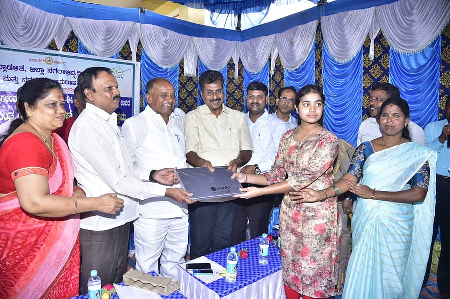 ಚಾಮರಾಜನಗರದ ಸಮುದಾಯ ಅಭಿವೃದ್ಧಿ ಸೇವಾ ಕೇಂದ್ರದ ಆವರಣದಲ್ಲಿ ಸೋಮವಾರ ನಗರೋತ್ಥಾನ ಹಂತ-4ರ ಕಾರ್ಯಕ್ರಮಗಳಡಿ ವಿದ್ಯಾರ್ಥಿಗಳಿಗೆ ಶಾಸಕ ಪುಟ್ಟರಂಗಶೆಟ್ಟಿ ಲ್ಯಾಪ್‍ಟಾಪ್ ವಿತರಿಸಿದರು