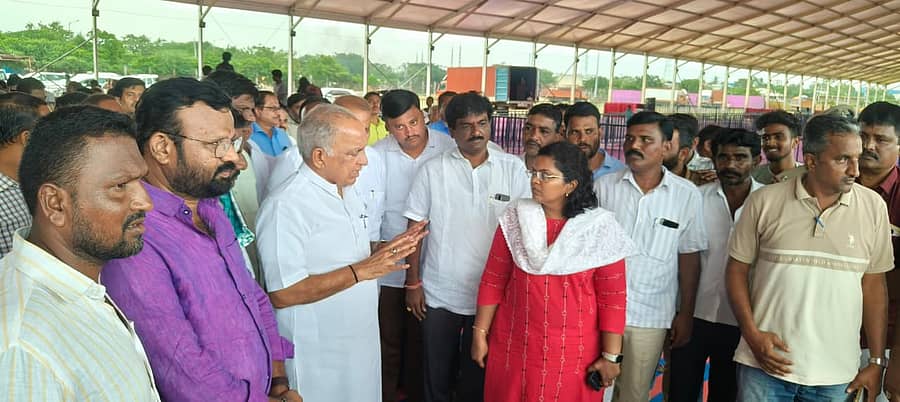 ಹಟ್ಟಿ ಚಿನ್ನದ ಗಣಿ ಕಂಪನಿಯ ಧಾರುವಾಲ ಕ್ರೀಡಾಂಗಣದಲ್ಲಿ ವೇದಿಕೆ ನಿರ್ಮಾಣದ ಕಾರ್ಯವನ್ನು ಸಚಿವ ಎನ್‌.ಎಸ್. ಬೋಸರಾಜು ಪರಿಶೀಲಿಸಿ ಅಧಿಕಾರಿಗಳಿಂದ ಮಾಹಿತಿ ಪಡೆದರು
