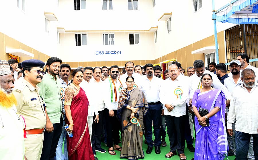ಶಿವಮೊಗ್ಗ ಬಳಿಯ ಸಿದ್ಲೀಪುರದಲ್ಲಿ ಕಾರ್ಮಿಕರ ತಾತ್ಕಾಲಿಕ ವಸತಿ ಸಮುಚ್ಚಯವನ್ನು ಸೋಮವಾರ ಕಾರ್ಮಿಕ ಸಚಿವ ಸಂತೋಷ್ ಎಸ್.ಲಾಡ್ ಲೋಕಾರ್ಪಣೆ ಮಾಡಿದರು