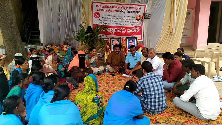 ಕಾರಟಗಿಯಲ್ಲಿ ಸ್ವಚ್ಚತಾ ಪೌರಕಾರ್ಮಿಕರು ನಡೆಸುತ್ತಿರುವ ಧರಣಿ ಸ್ಥಳಕ್ಕೆ ಪುರಸಭೆ ಆಡಳಿತ ಮಂಡಳಿ ಮುಖ್ಯಸ್ಥರು ಸೋಮವಾರ ಭೇಟಿ ನೀಡಿ ಚರ್ಚಿಸಿದರು
