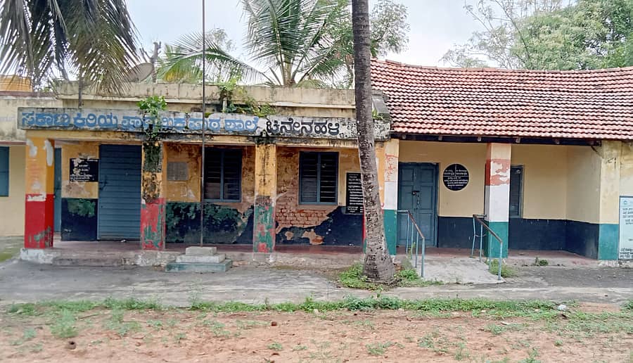ಶ್ರೀರಂಗಪಟ್ಟಣ ತಾಲ್ಲೂಕಿನ ಚಿನ್ನೇನಹಳ್ಳಿ ಗ್ರಾಮದ ಸರ್ಕಾರಿ ಕಿರಿಯ ಪ್ರಾಥಮಿಕ ಶಾಲೆ ಪ್ರಸಕ್ತ ಶೈಕ್ಷಣಿಕ ವರ್ಷದಿಂದ ಮುಚ್ಚಿದೆ