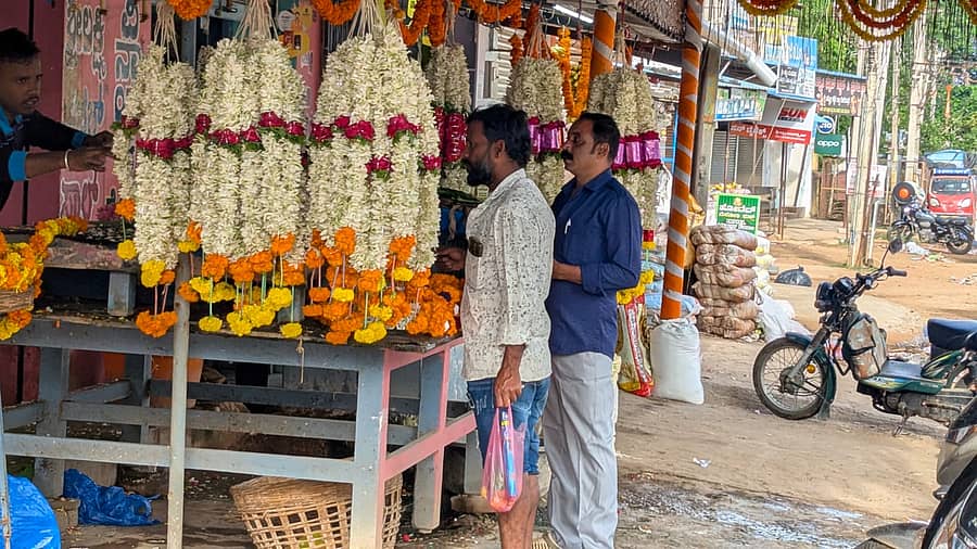 ಚಾಮರಾಜನಗರದ ಹೂವಿನ ಮಾರುಕಟ್ಟೆಯಲ್ಲಿ ಹೂವಿನ ಖರೀದಿಯಲ್ಲಿ ನಿರತರಾಗಿರುವ ಗ್ರಾಹಕರು