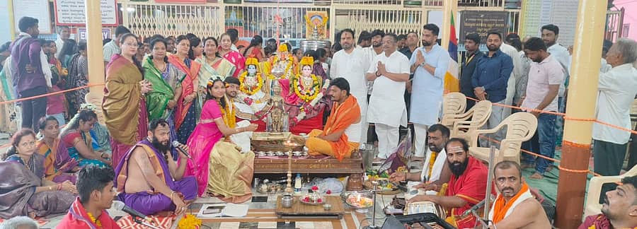 ಹುಮನಾಬಾದ್ ಪಟ್ಟಣದ ವೀರಭದ್ರೇಶ್ವರ ದೇವಸ್ಥಾನದಲ್ಲಿ ಮಾಜಿ ಸಚಿವ ರಾಜಶೇಖರ ಪಾಟೀಲ ಅವರಿಂದ ವಿಶೇಷ ಪೂಜೆ ಜರಗಿತು