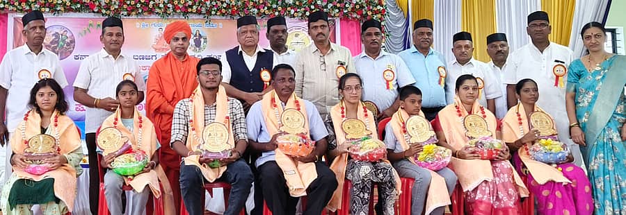 ಚನ್ನಮ್ಮನ ಕಿತ್ತೂರಿನಲ್ಲಿ ಭಾನುವಾರ ಆಯೋಜಿಸಿದ್ದ ಬಣಜಿಗರ ಸಮಾವೇಶದಲ್ಲಿ ಪ್ರತಿಭಾವಂತ ಸಾಧಕರನ್ನು ಸತ್ಕರಿಸಲಾಯಿತು
