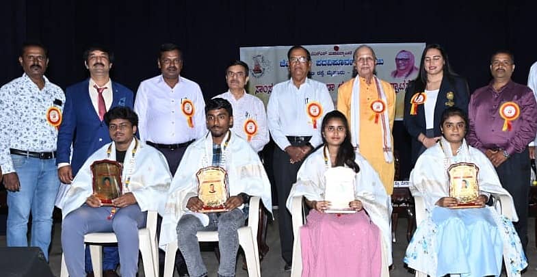 ಮೈಸೂರಿನ ಊಟಿ ರಸ್ತೆಯ ಜೆಎಸ್‌ಎಸ್‌ ಪಿಯು ಕಾಲೇಜಿನಲ್ಲಿ ಪ್ರತಿಭಾವಂತ ವಿದ್ಯಾರ್ಥಿಗಳನ್ನು ಸನ್ಮಾನಿಸಲಾಯಿತು