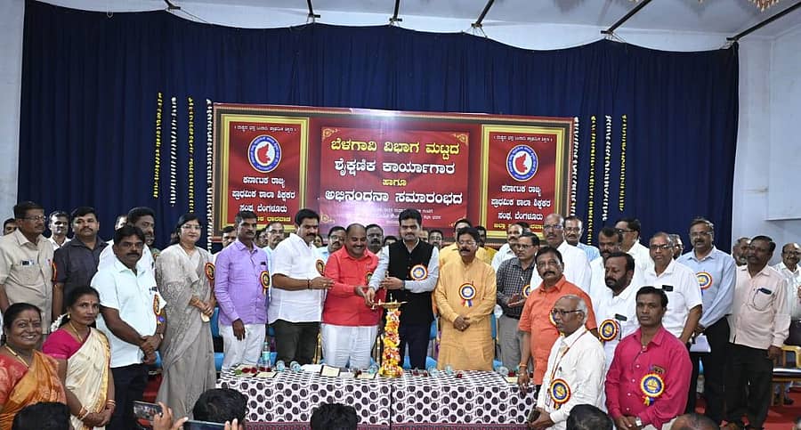 ಧಾರವಾಡದ ಆಲೂರು ವೆಂಕಟರಾವ್ ಭವನದಲ್ಲಿ ನಡೆದ ಕಾರ್ಯಕ್ರಮವನ್ನು ಶಾಲಾ ಶಿಕ್ಷಣ ಇಲಾಖೆಯ ಆಯುಕ್ತ ಈಶ್ವರ ಉಳ್ಳಾಗಡ್ಡಿ ಉದ್ಘಾಟಿಸಿದರು