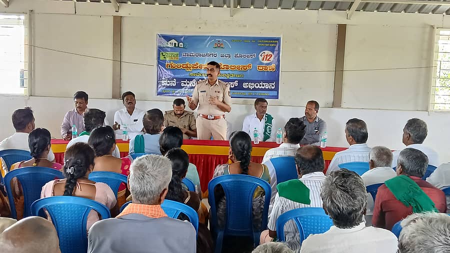 ಗುಂಡ್ಲುಪೇಟೆ ತಾಲ್ಲೂಕಿನ ಶಿವಪುರ ಗ್ರಾಮದಲ್ಲಿ ‘ಮನೆ ಮನೆಗೆ ಪೊಲೀಸ್ ಅಭಿಯಾನ’ಕ್ಕೆ ಚಾಲನೆ ನೀಡಿ ‌ಇನ್‌ಸ್ಪೆಕ್ಟರ್ ಜಯಕುಮಾರ್ ಮಾತನಾಡಿದರು