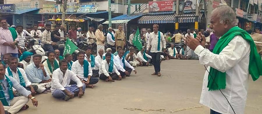 ವಿಶ್ವೇಶ್ವರಯ್ಯ ನಾಲೆಗೆ ನೀರುಬಿಡಲು ಆಗ್ರಹಿಸಿ ಭಾರತೀನಗರದ ಮದ್ದೂರು-ಮಳವಳ್ಳಿ ಮುಖ್ಯ ಹೆದ್ದಾರಿಯ ಹಲಗೂರು ವೃತ್ತದಲ್ಲಿ ರೈತಸಂಘದ ಕಾರ್ಯಕರ್ತರು ಸೋಮವಾರ ಬೃಹತ್ ಪ್ರತಿಭಟನೆ ನಡೆಸಿದರು