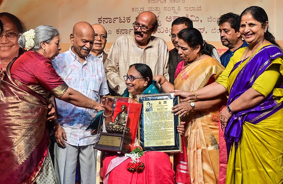 ಕಾರ್ಯಕ್ರಮದಲ್ಲಿ ಬಾನು ಮುಷ್ತಾಕ್ ಅವರಿಗೆ ಅಭಿನಂದನೆ ಸಲ್ಲಿಸಲಾಯಿತು. ಲೇಖಕಿ ಪ್ರತಿಭಾ ನಂದಕುಮಾರ್, ಸಾಹಿತಿ ಹಂಪ ನಾಗರಾಜಯ್ಯ, ವಕೀಲ ಸಿ.ಎಚ್. ಹನುಮಂತರಾಯ, ಕರ್ನಾಟಕ ಸಾಹಿತ್ಯ ಅಕಾಡೆಮಿ ಅಧ್ಯಕ್ಷ ಎಲ್.ಎನ್. ಮುಕುಂದರಾಜ್, ಲೇಖಕಿಯರಾದ ಡಾ. ವಸುಂಧರಾ ಭೂಪತಿ ಹಾಗೂ ಸುಜಾತಾ ಎಚ್.ಆರ್. ಉಪಸ್ಥಿತರಿದ್ದರು
–ಪ್ರಜಾವಾಣಿ ಚಿತ್ರ