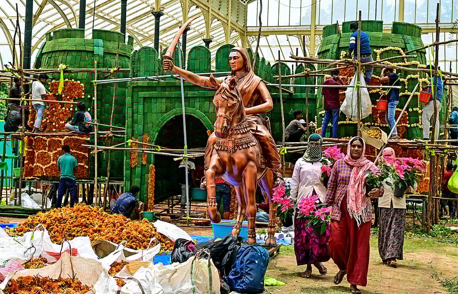ಲಾಲ್‌ಬಾಗ್‌ನ ಗಾಜಿನ ಮನೆಯಲ್ಲಿ ನಡೆಯಲಿರುವ ಫಲಪುಷ್ಪ ಪ್ರದರ್ಶನದಲ್ಲಿ ಕಿತ್ತೂರು ಕೋಟೆಯ ಮಾದರಿಗೆ ಕಲಾವಿದರು ಹೂವುಗಳನ್ನು ಜೋಡಿಸಿದರು
ಪ್ರಜಾವಾಣಿ ಚಿತ್ರ: ರಂಜು ಪಿ.